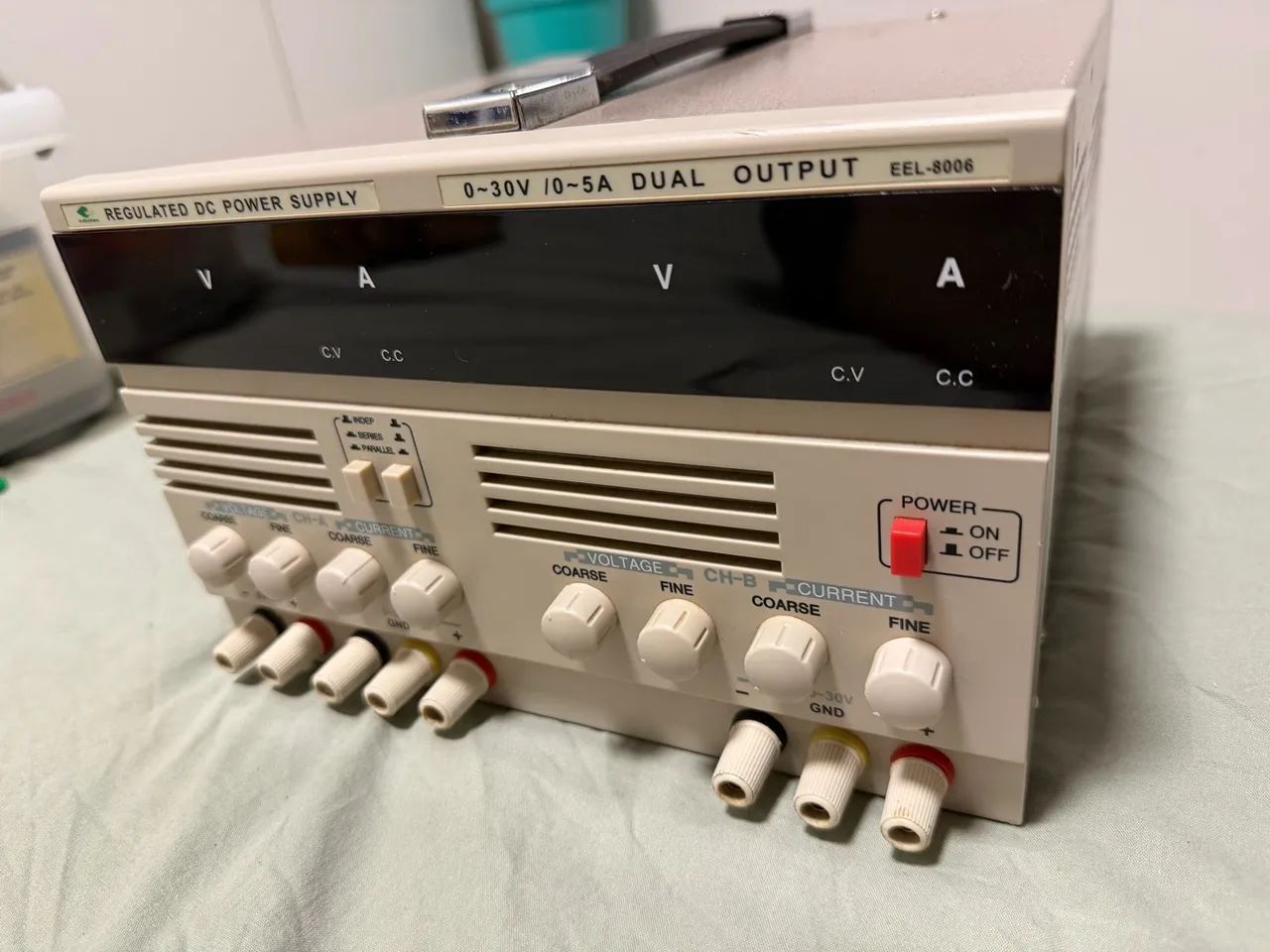 Fonte de bancada EEL-8006 dupla 30V 5A + saída fixa 5V - Foto 2