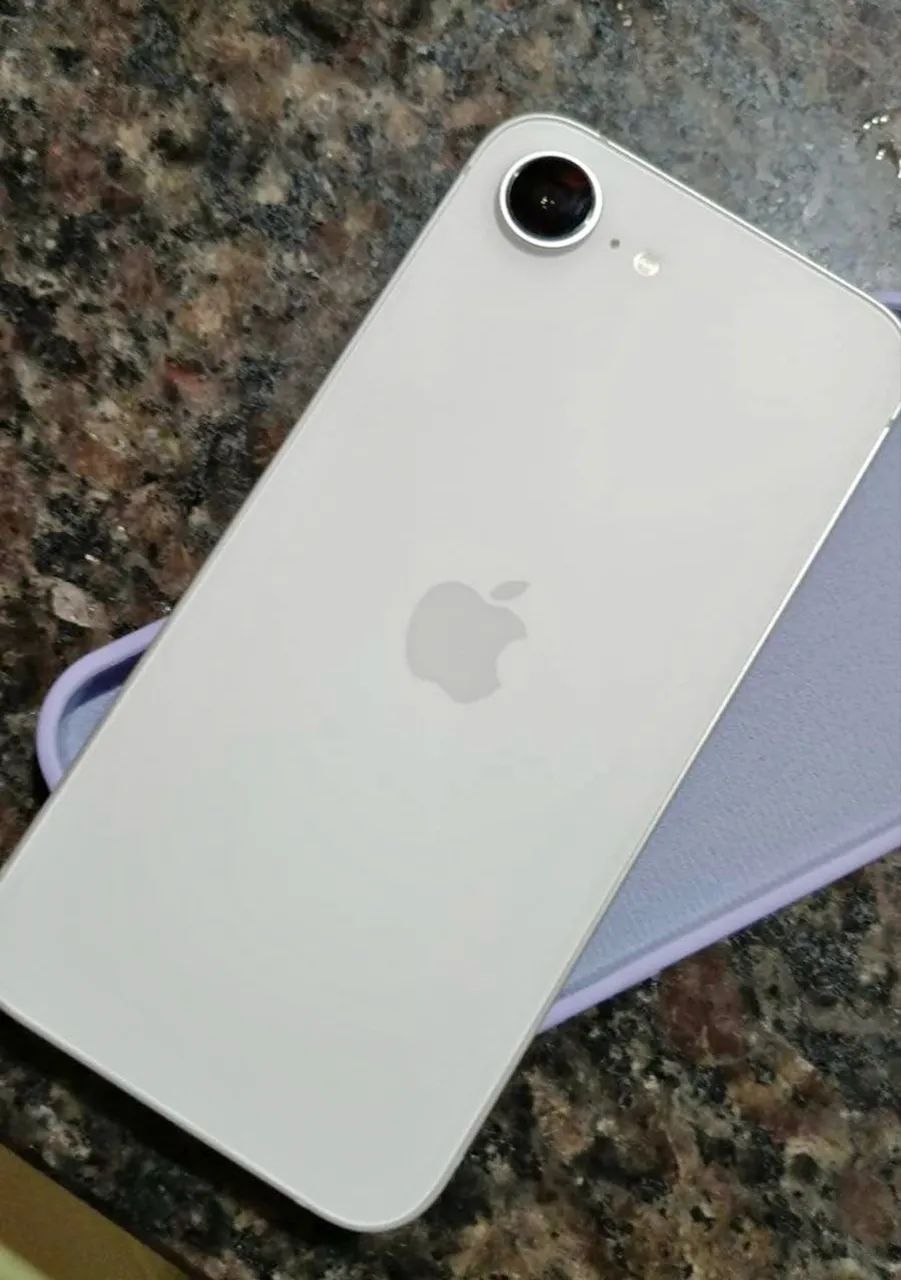 iPhone 16e
