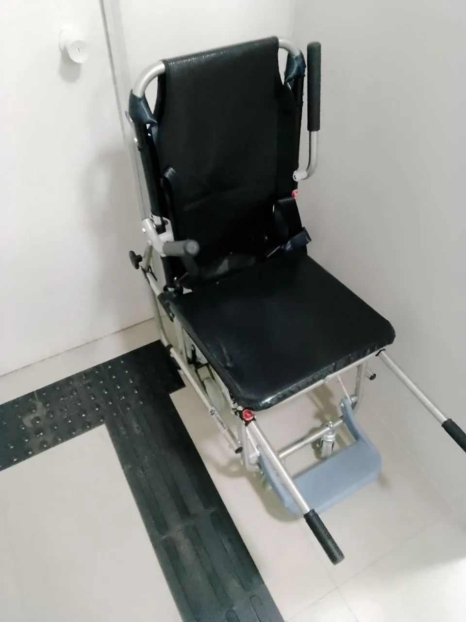 Cadeira sobe e desce escada  nova  - Foto 3