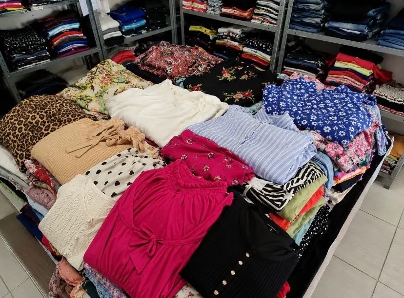     Lote de Roupas Femininas para Revenda - Brechó e Bazar
