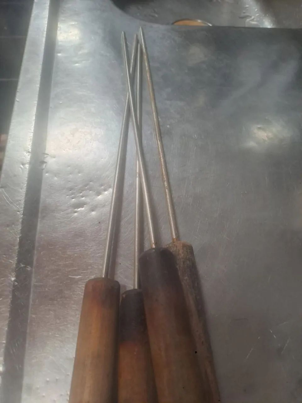 Churrasqueira e espetos - Foto 2