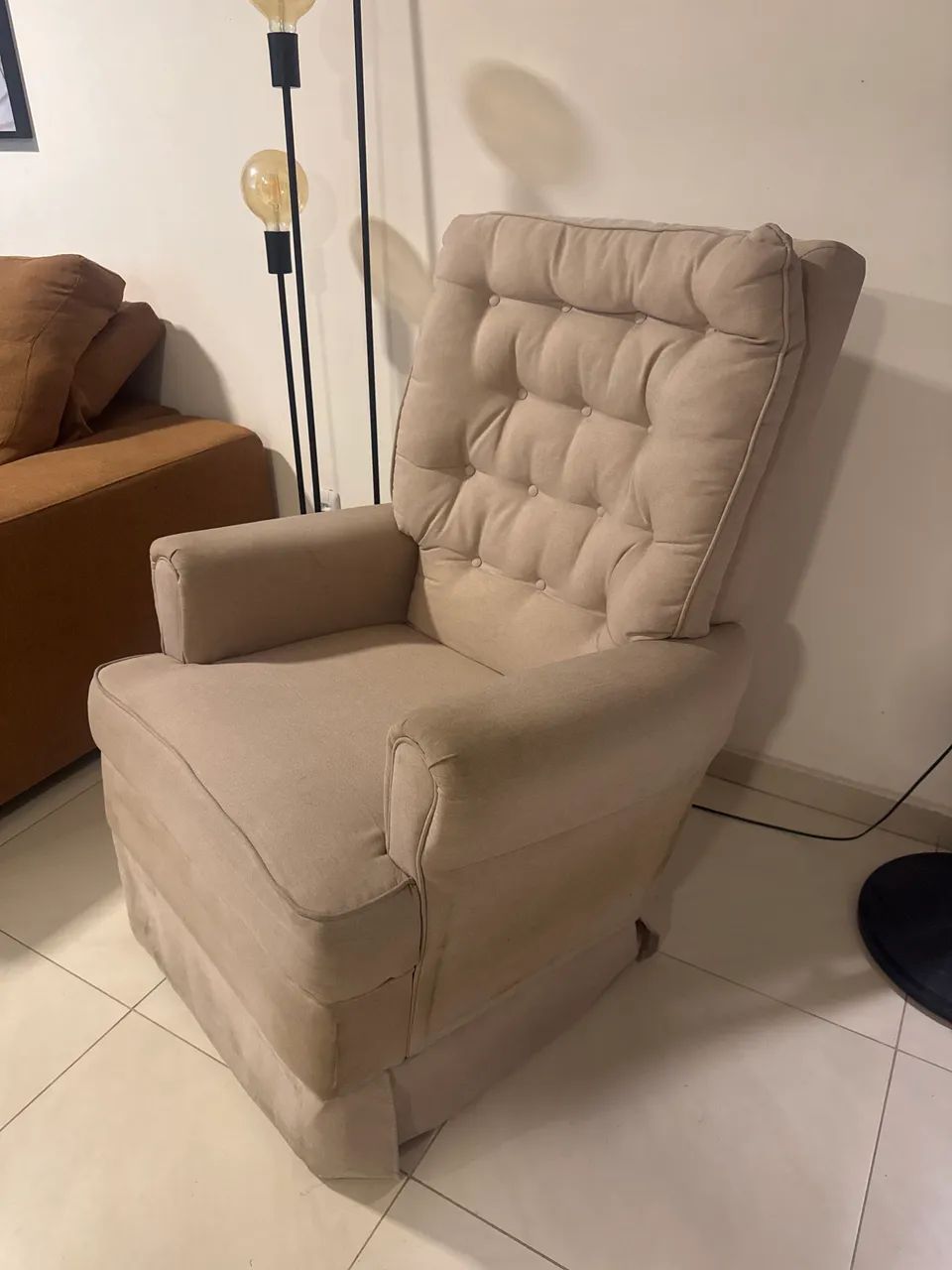 Poltrona de amamentação com balanço em linho