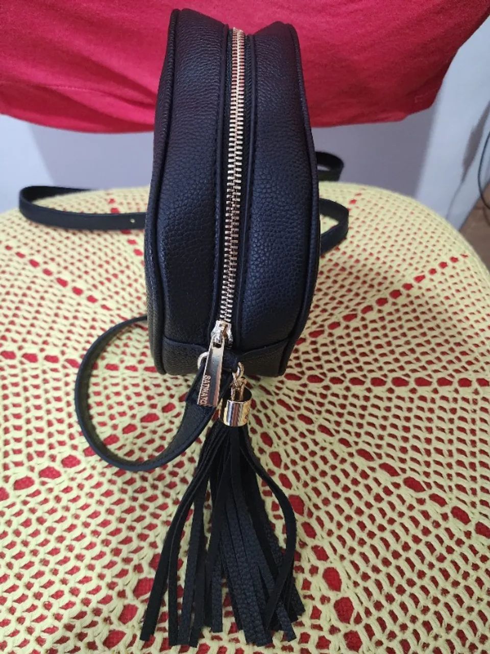 Bolsa preta transversal com tassel marca Satinato (nunca utilizada) - Foto 4
