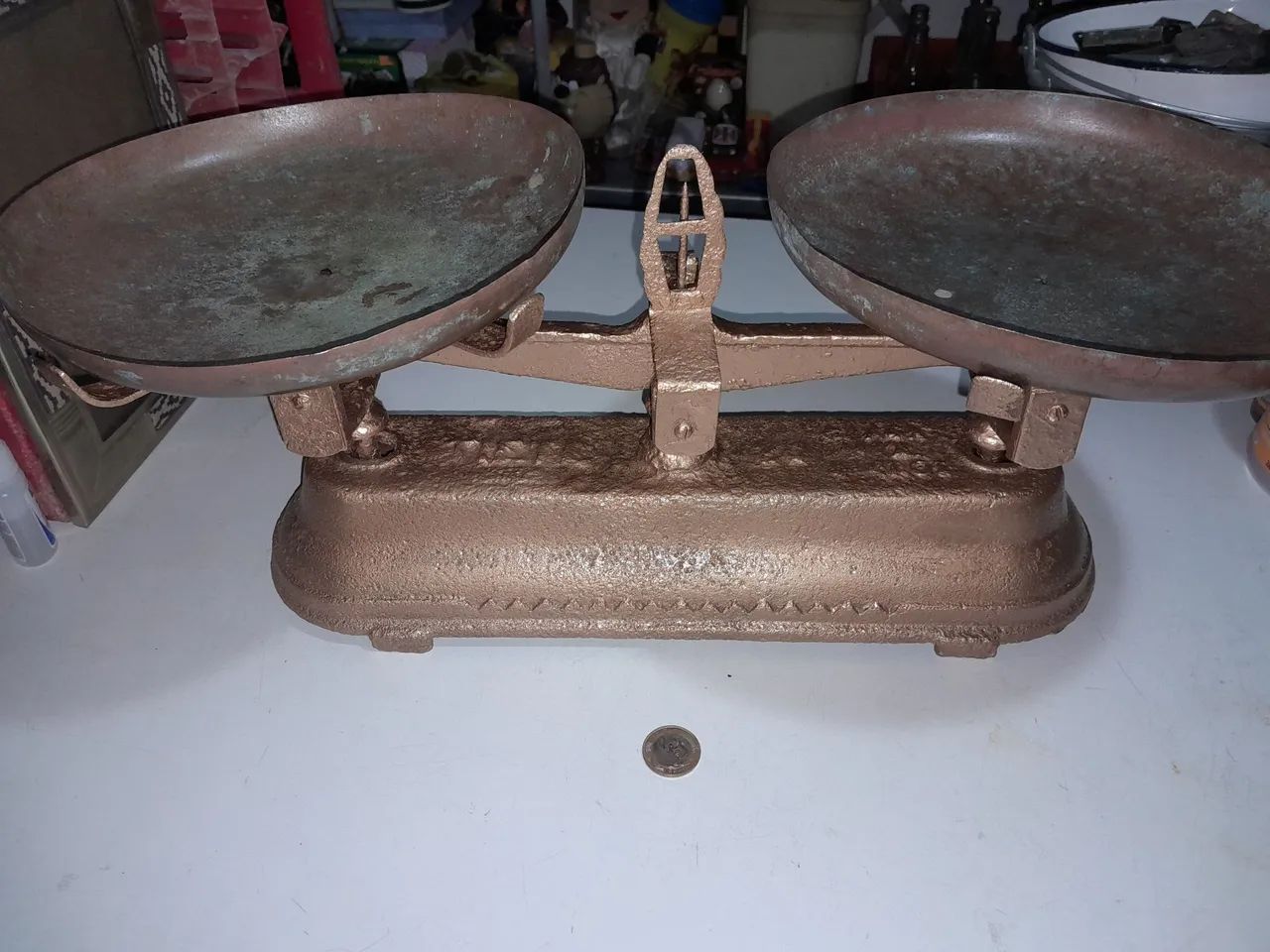 Balança antiga de pratos com 3 pesos  - Foto 2