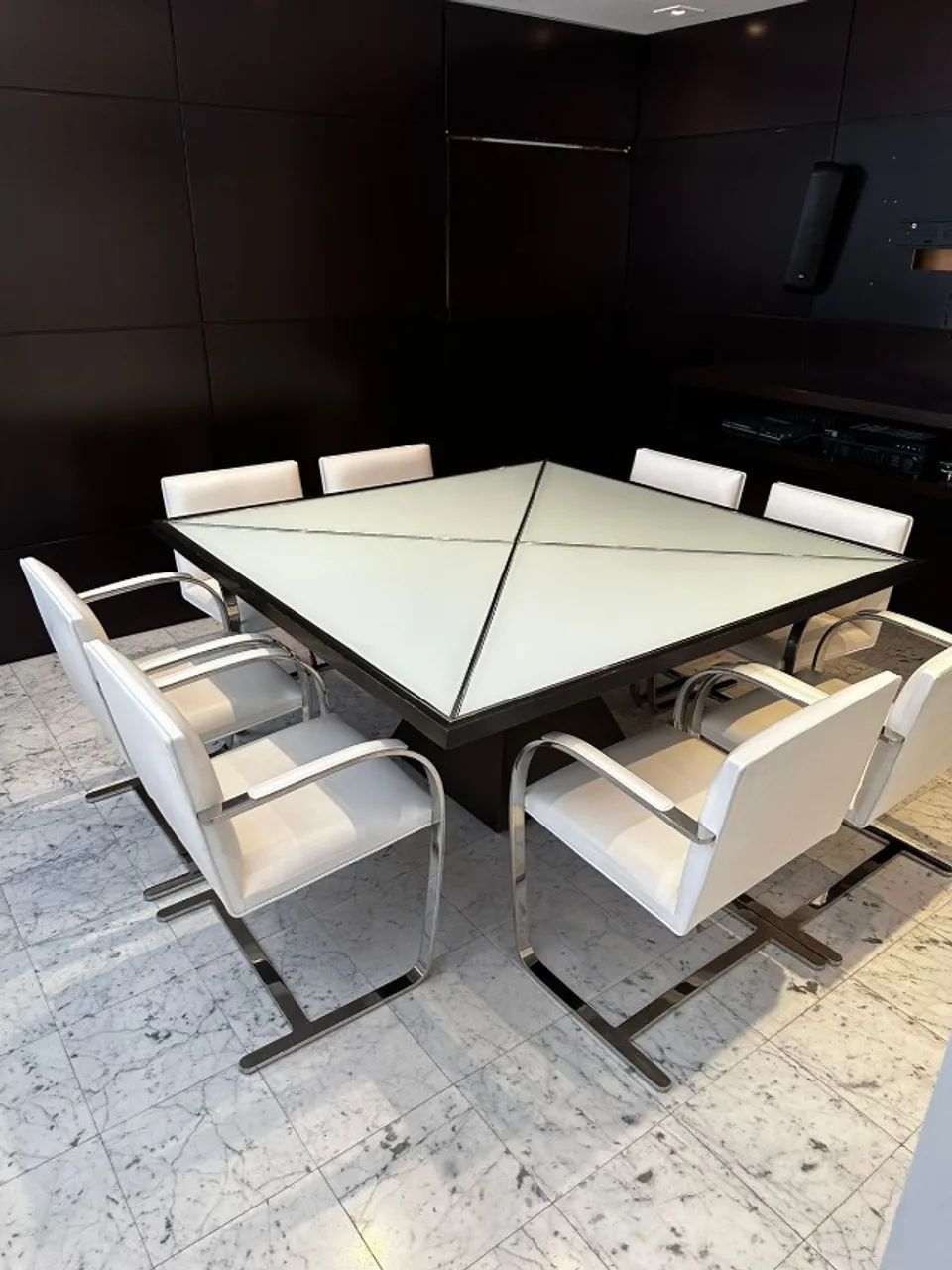 Mesa de alto padrão com iluminação interna !