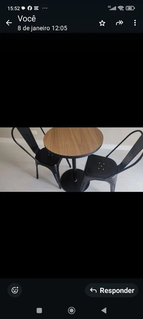 Mesa com duas cadeiras 