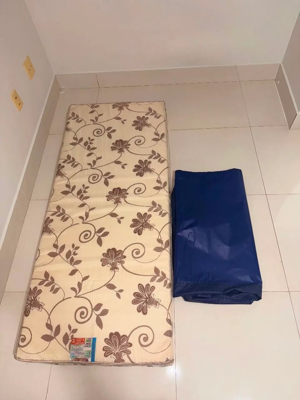 Vendo 7 colchões com capa 150,00  cada - Foto 2