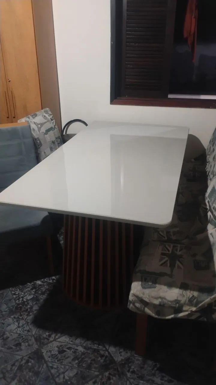 Vendo mesa  com seis cadeiras e um microonda - Foto 4