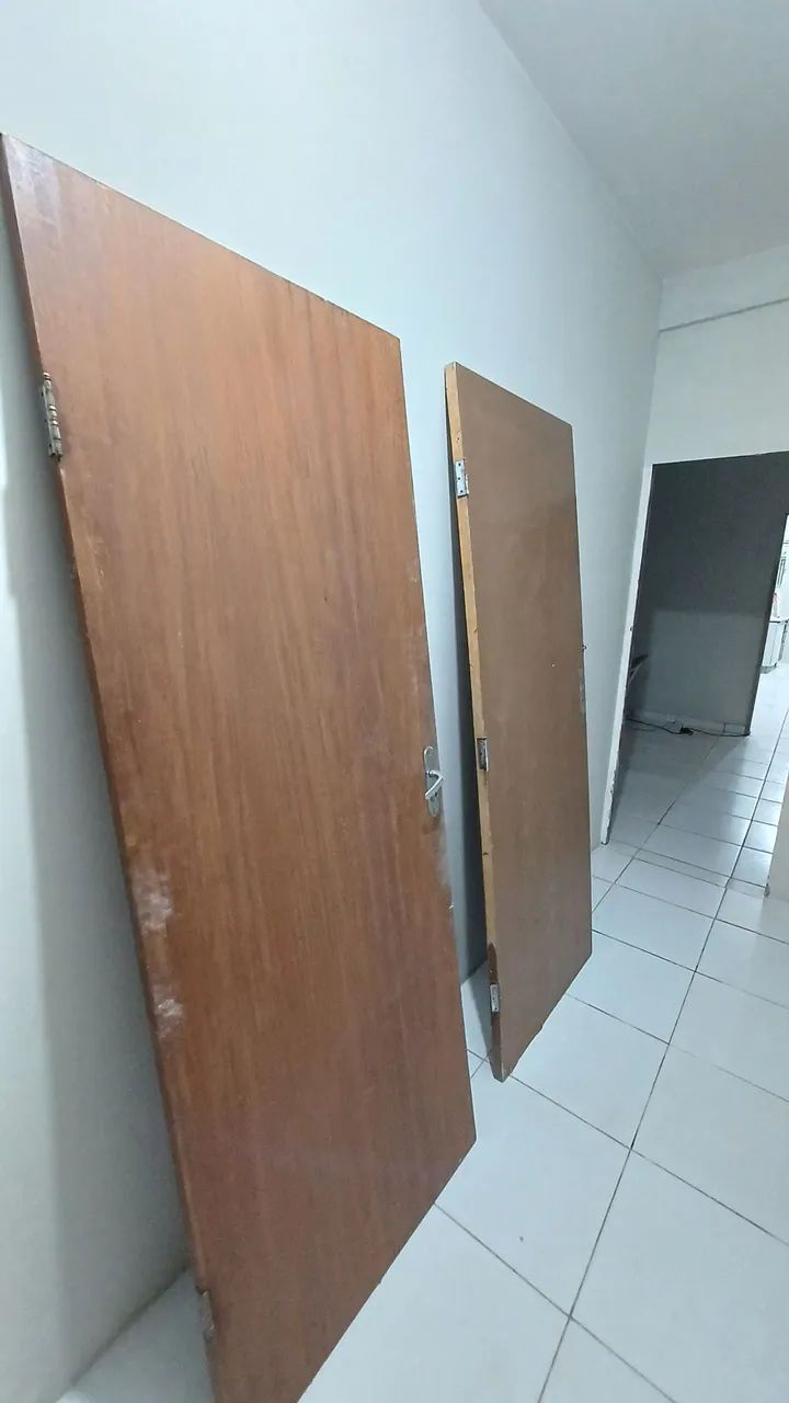 2 portas usadas - 1 madeira maciça + 1 laminada/MDF