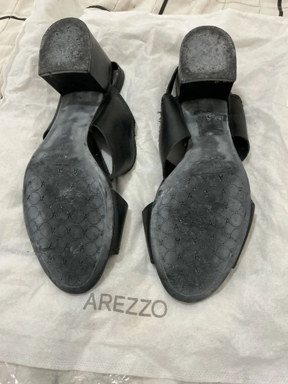 Sandália de couro preta Arezzo - Foto 2