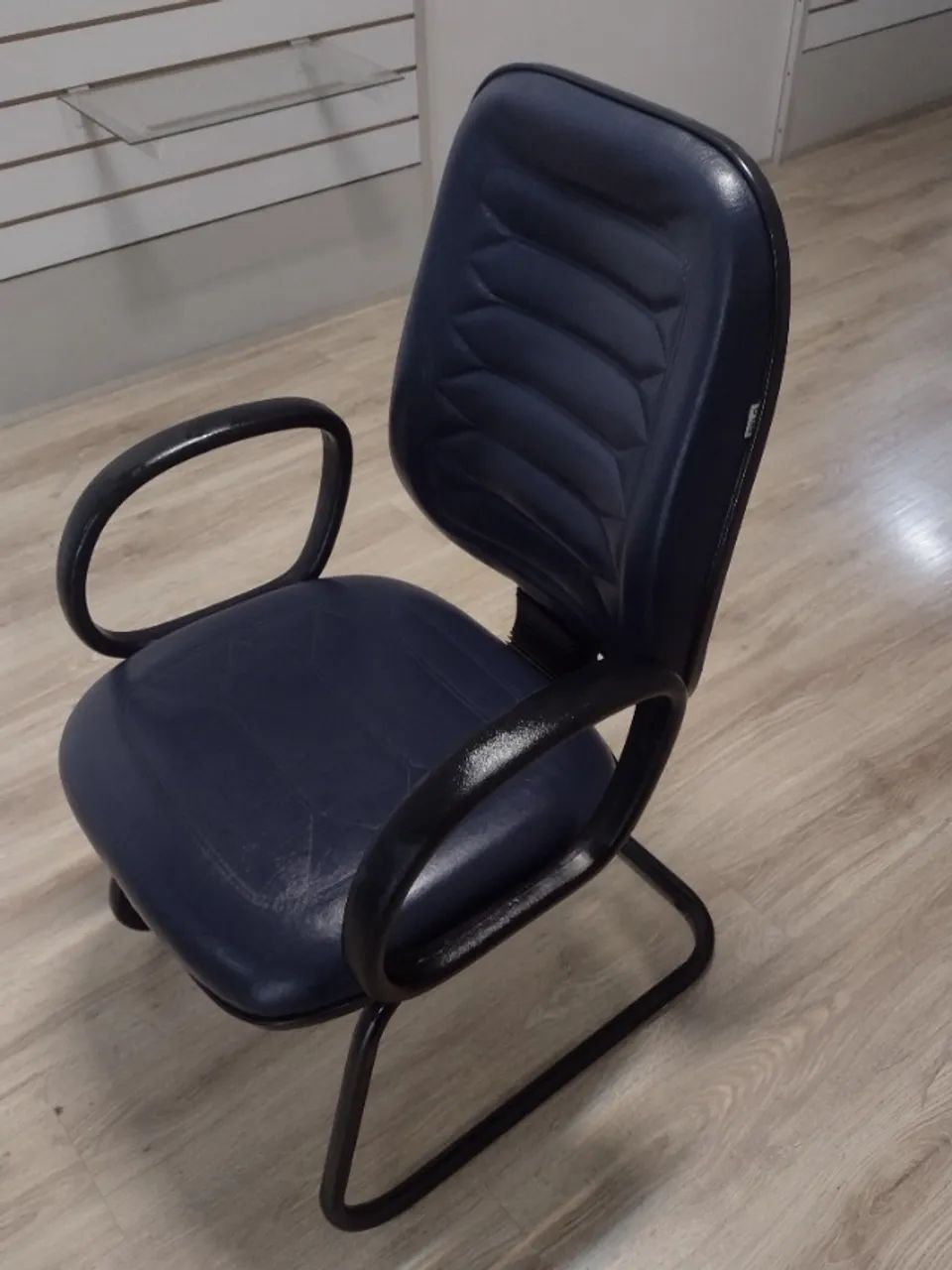 cadeira diretor com assento e encosto gomado cor azul escuro da móveis belo - Foto 2