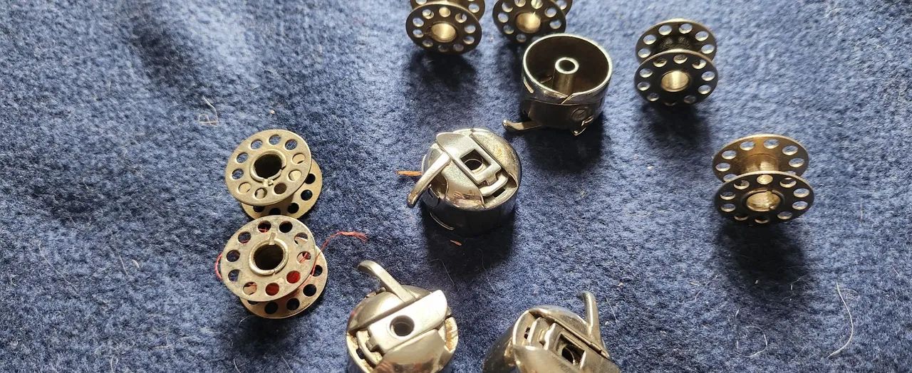 bobinas para maquina de costura completas - Foto 3