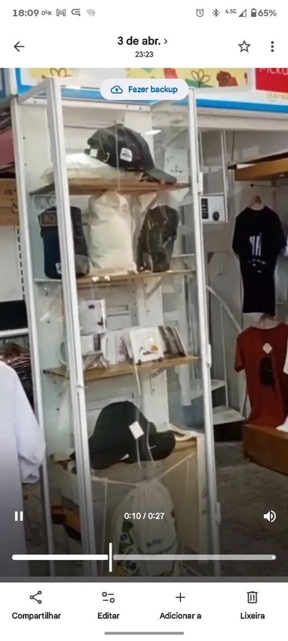 Expositor de vidro com 4 prateleiras.