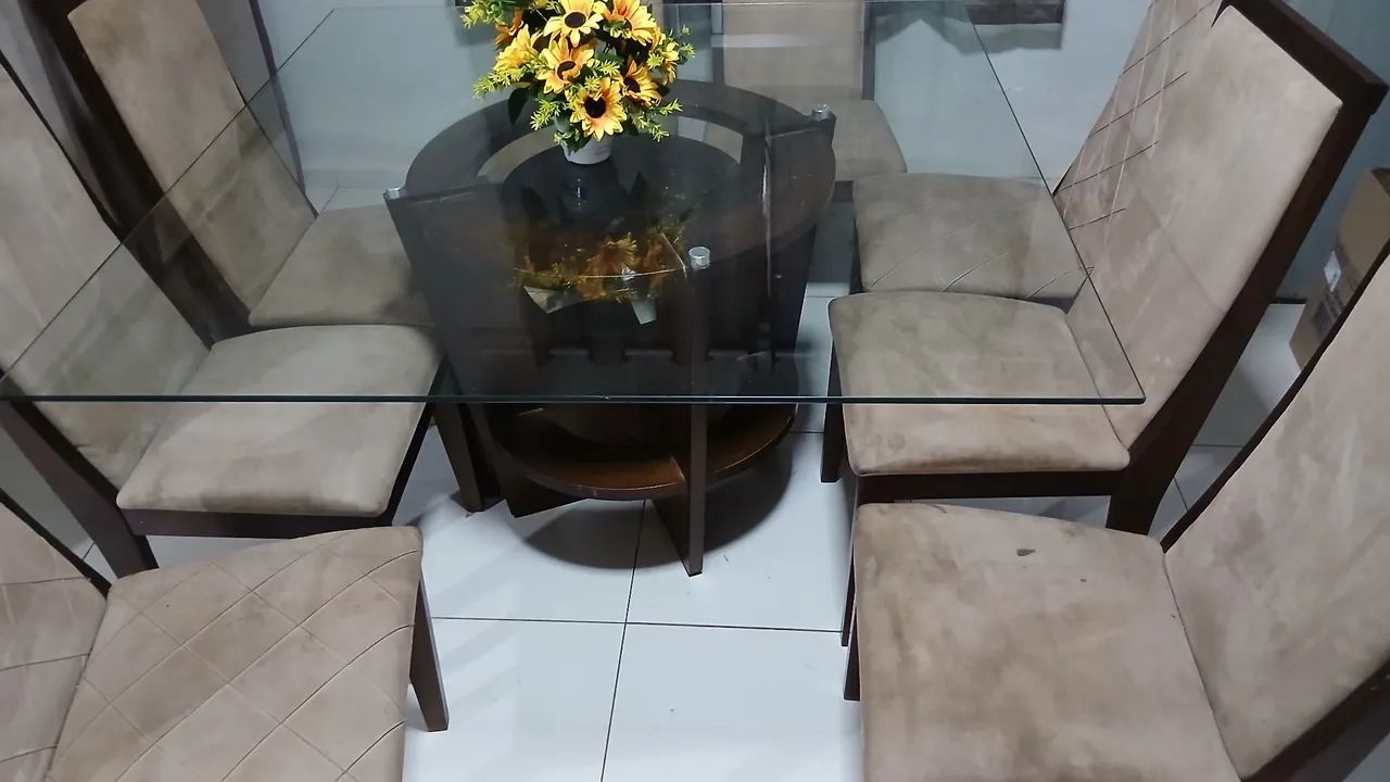 Mesa de jantar com tampo de vidro e  8 cadeiras  - Foto 3