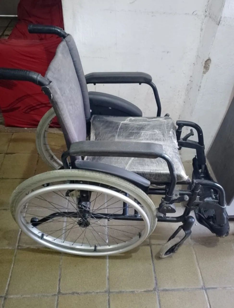 CADEIRA DE RODAS E DE BANHO SEMINOVAS  - Foto 4