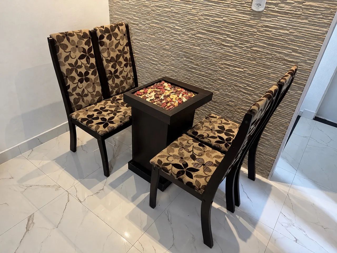 Mesa de jantar com cadeiras 