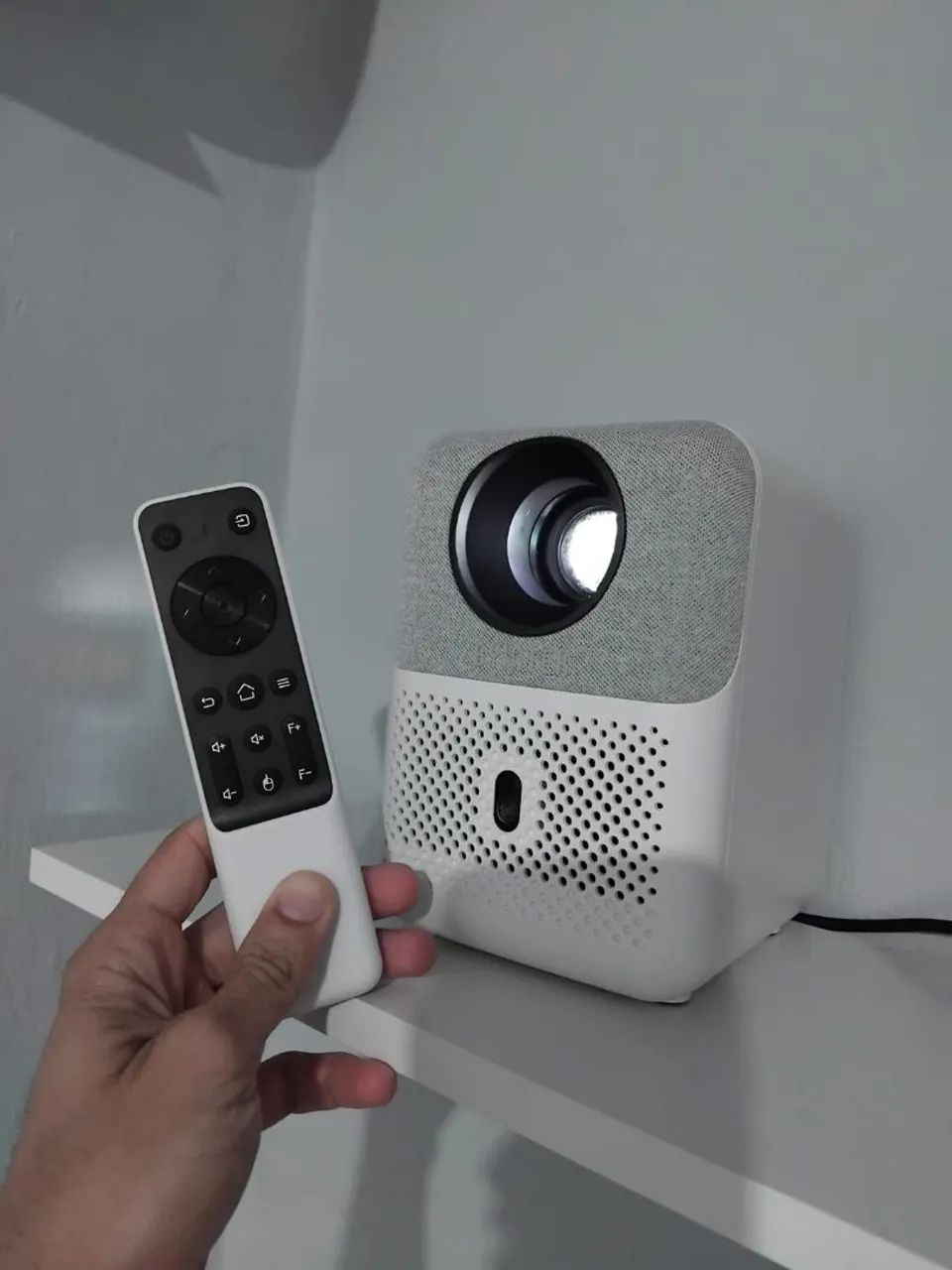 projetor love u4 1080p + tela de projeção de 70 polegadas