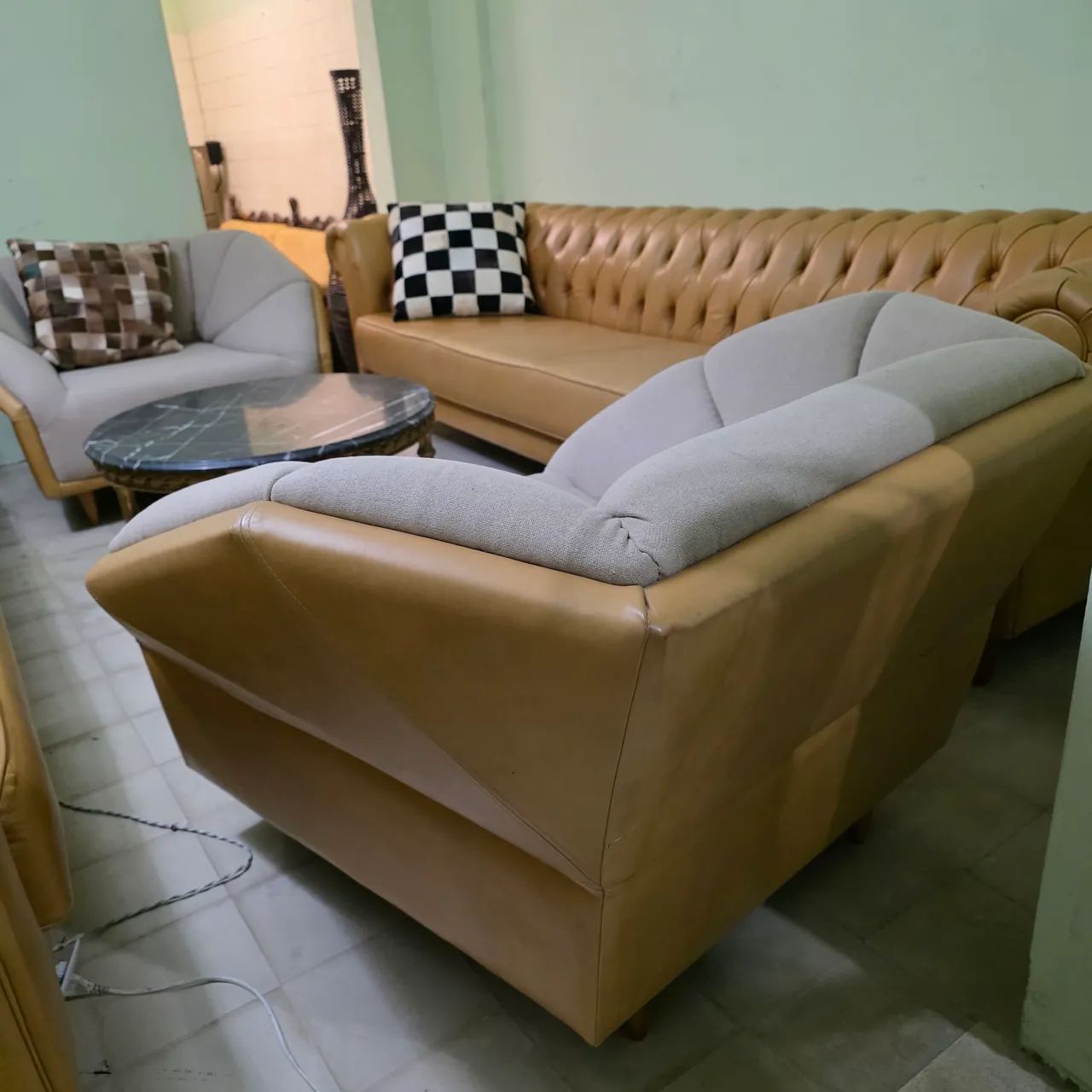 Moveis, conjunto luxo sofa capitone, poltronas e mesa de centro 