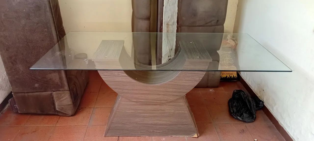  Mesa de vidro grande sem cadeira