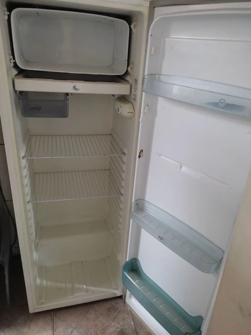 Geladeira 350 l funcionando perfeitamente entre - Foto 3