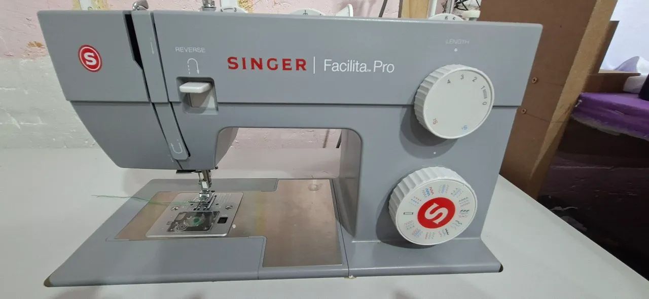 Maquina de costura singer facilita pro 4432 com mesa adaptada com pedal industrial - Foto 4