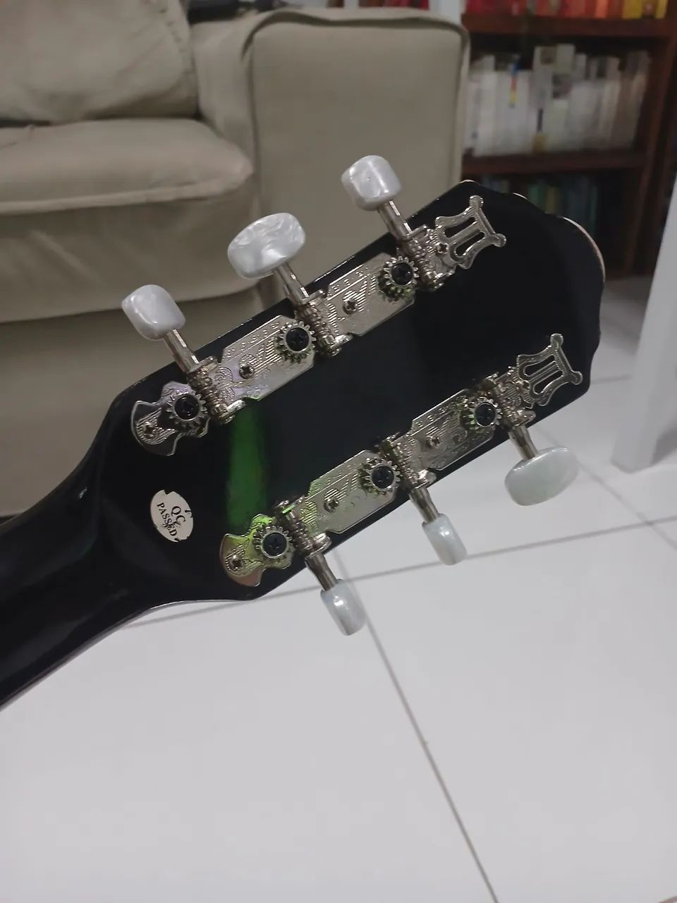 Violão preto com cordas de aço  - Foto 4