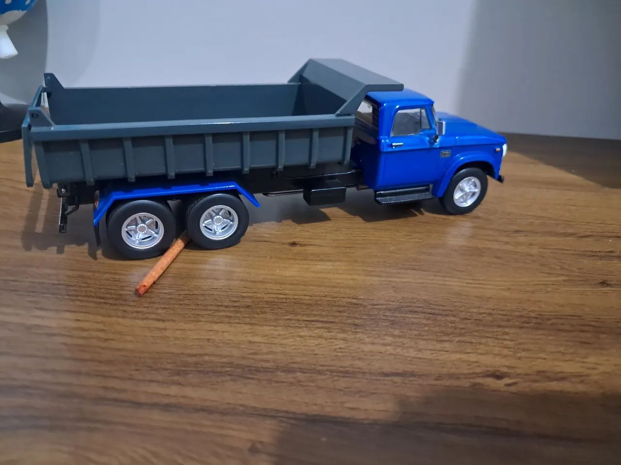 miniatura em escala 1:43 do caminhão Dodge D950 basculante (caçamba) - Foto 4