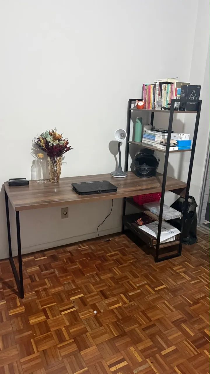 Escrivaninha industrial com estante 