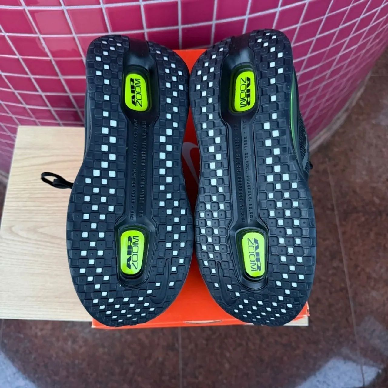 Nike Vomero Premium Black Volt Original - com Caixa e Nota Fiscal - Foto 4