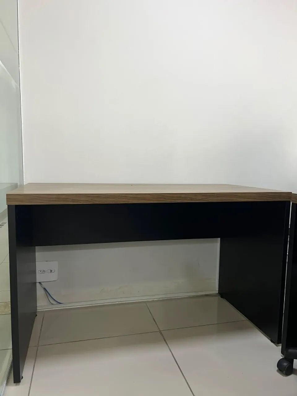 Mesa de Escritório Retangular em Madeira com Pés Pretos - Foto 2