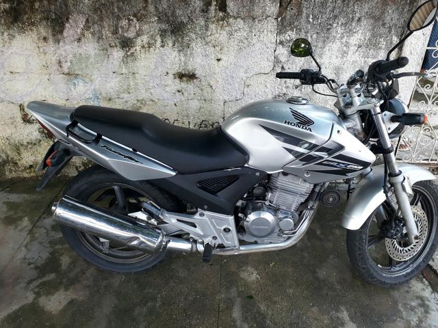 Moto Twister 2006 prata em dias acompanha o cano fortuna reserva