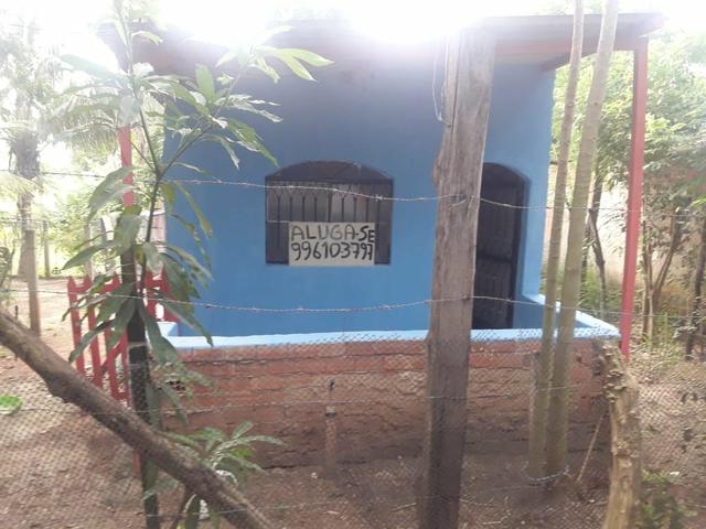 Kitnet com cozinha, quarto e banheiro.