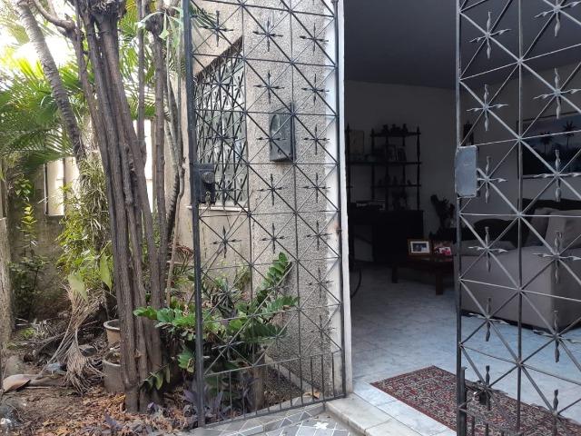 Casa na Av Waldir Diogo com 05 quartos e garagem pra 4 carros. Excelente imóvel - Foto 2