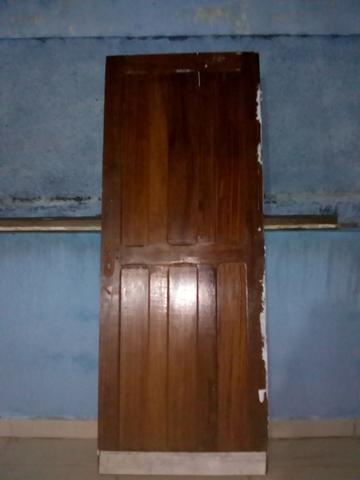 2- Portas de madeira com avarias embaixo pra levar logo !