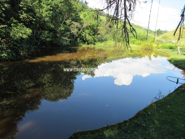 Caetano Imóveis - Fazendinha luxo com 6,4 hectares - rica em água na RJ 122! - Foto 19