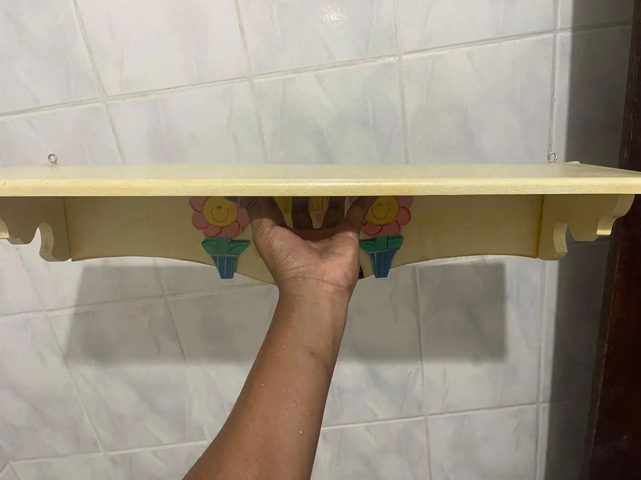 Prateleira Infantil Decorada com Flores