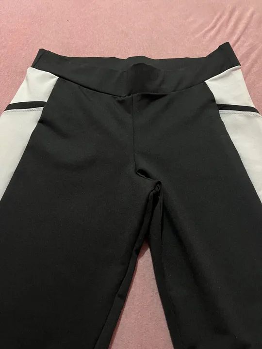 Calça Flare preta e branca TAM M  - Foto 2