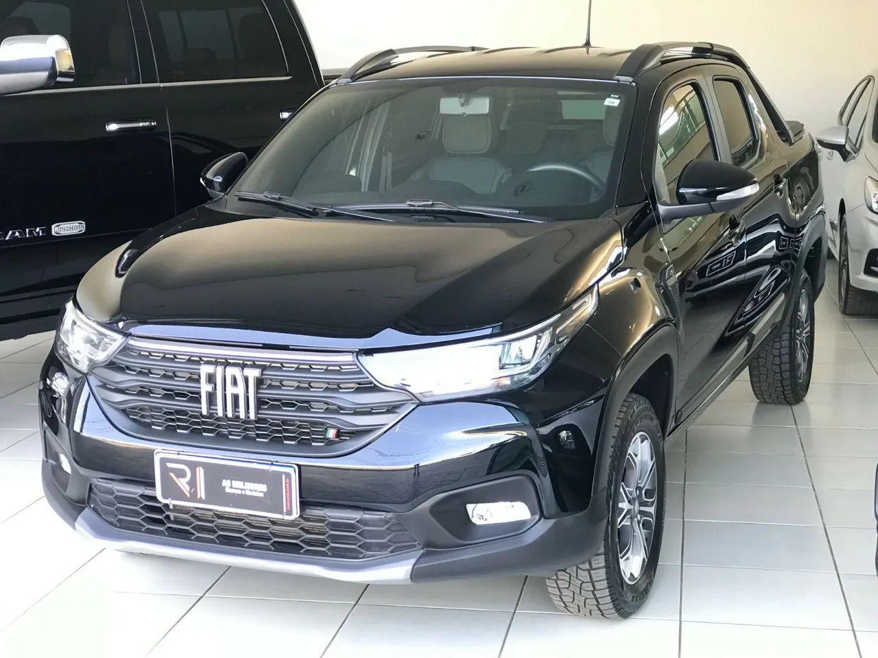 fiat strada 4 portas volcano 2022 olx paraná