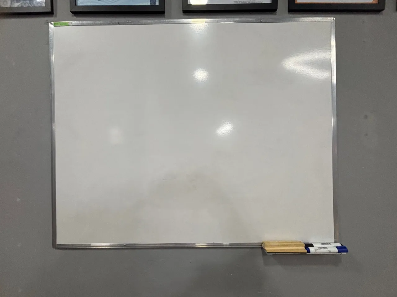 Quadro Branco com apagador e canetas