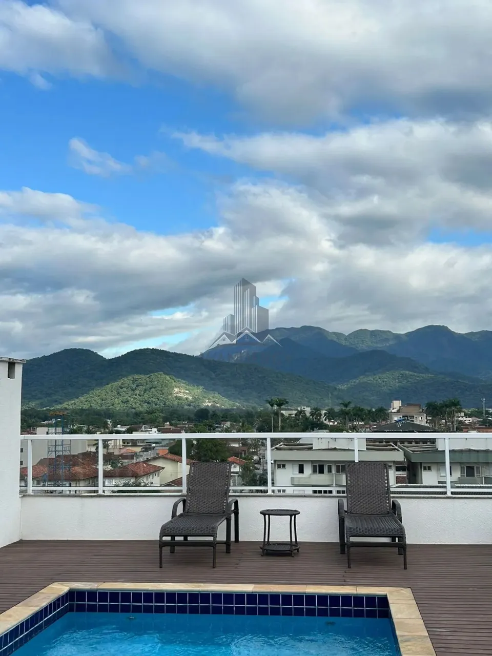 Apartamento à venda em Ubatuba: 2 dormitórios; 2 banheiros; varanda gourmet; área de lazer
