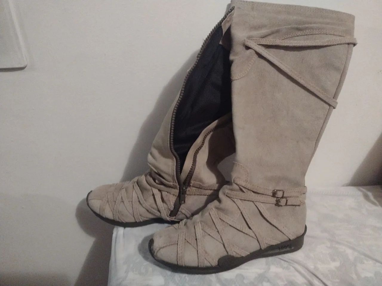 Botas Feminina em couro Bege - Conforto e Estilo