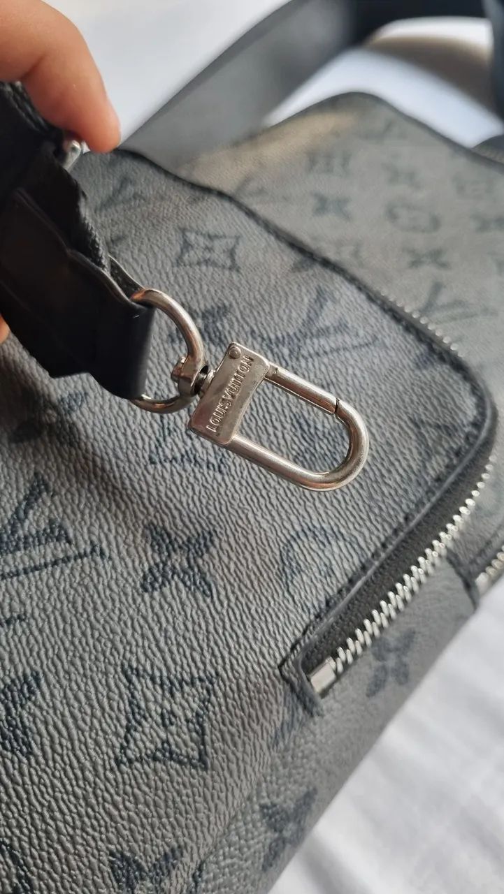 Bolsa Louis Vuitton Cinza e Preta (Masculina) - Foto 2