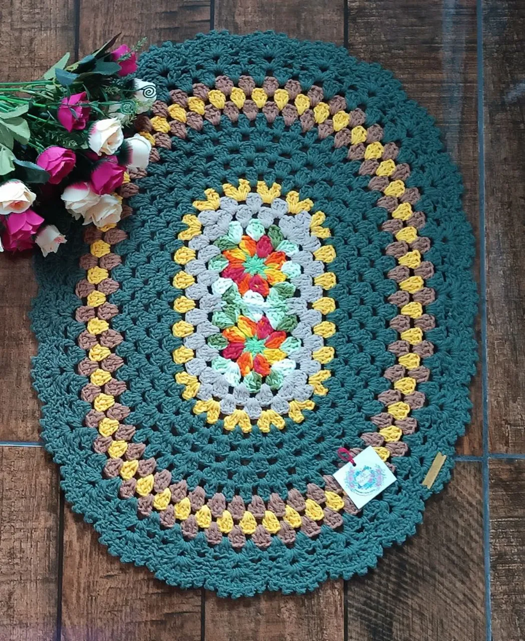Tapete Oval Crochê Bege, Verde Militar e Amarelo
