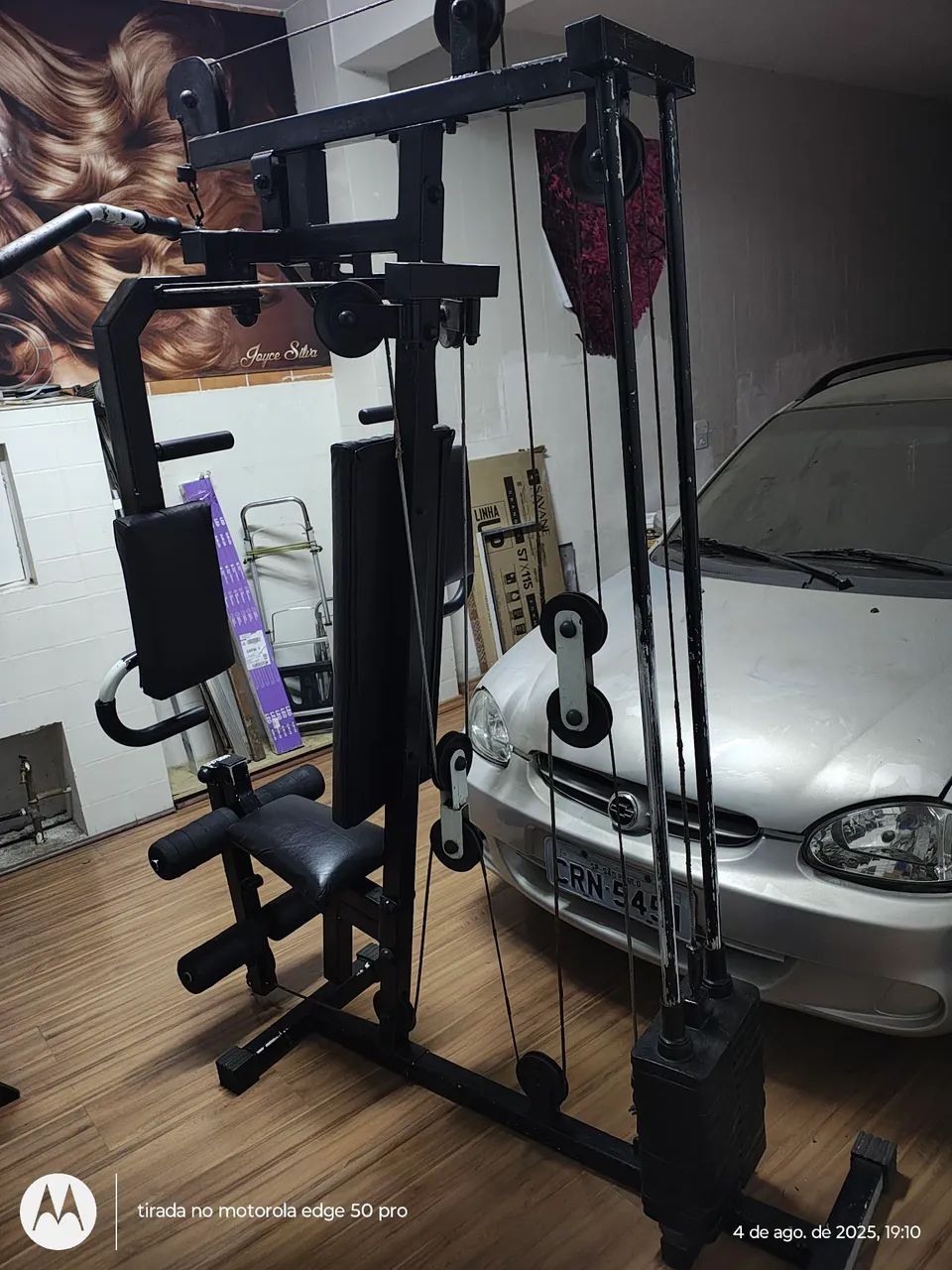 Aparelho de musculação funcionando.
