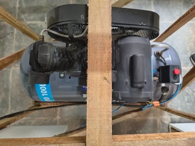 Compressor de ar elétrico Atlas Copco AT2/10 H100L 100L 2hp 127/220V - Foto 4
