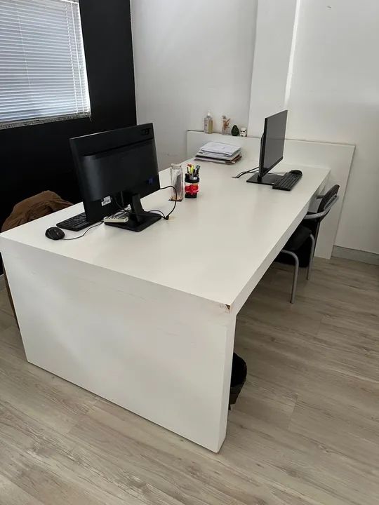 Mesa branca de escritório com tomadas embutidas 