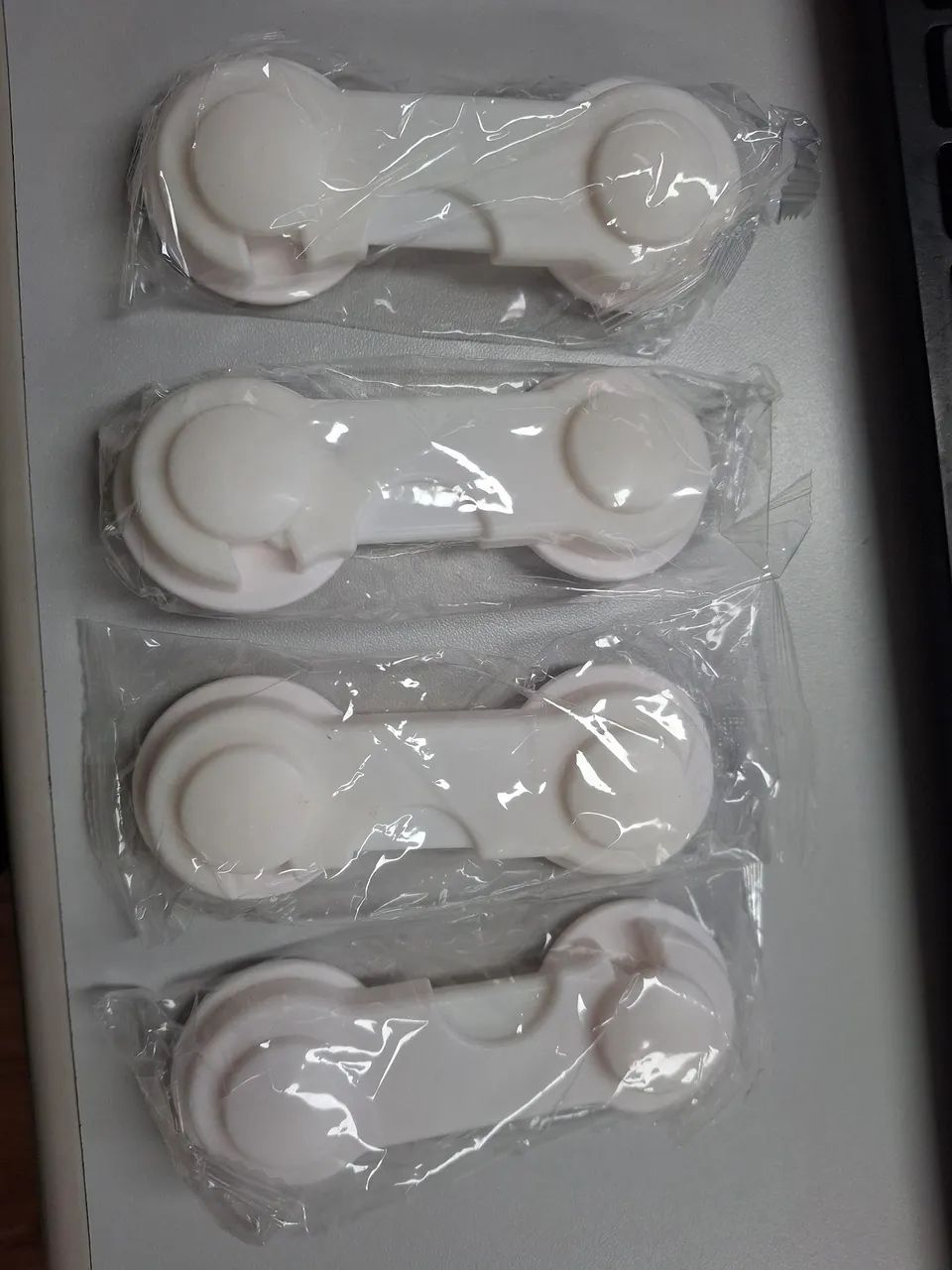 Kit 4 trava portas armários gavetas bebê branco fita 3M