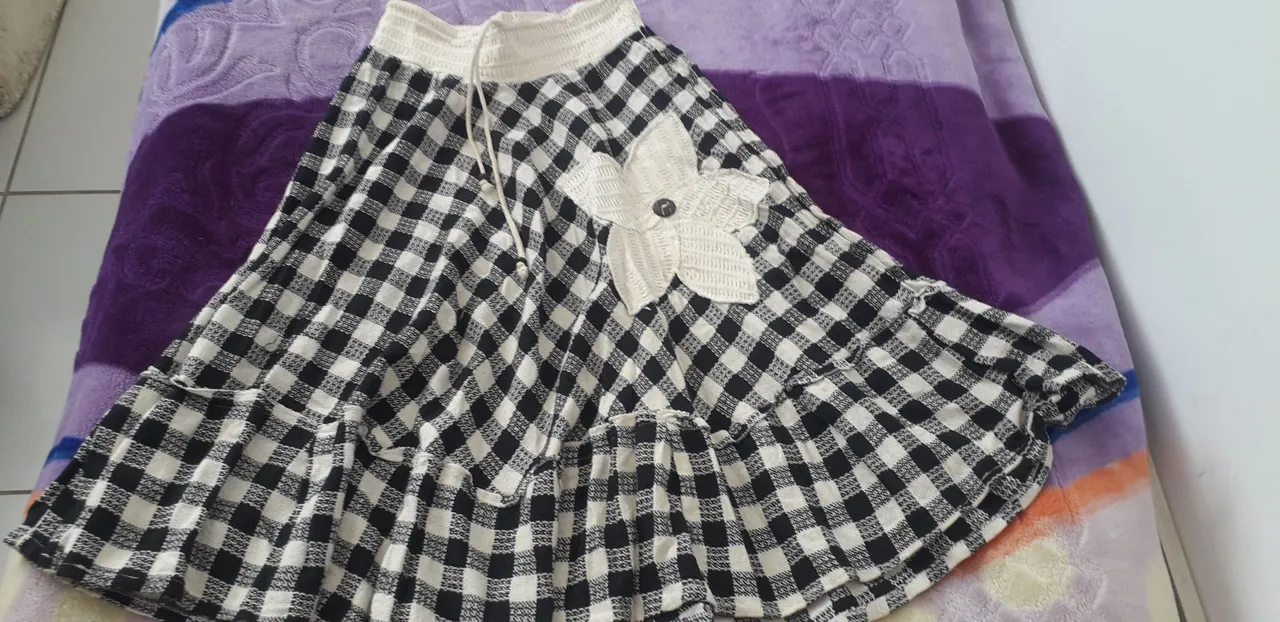Saia xadrez com detalhe floral
