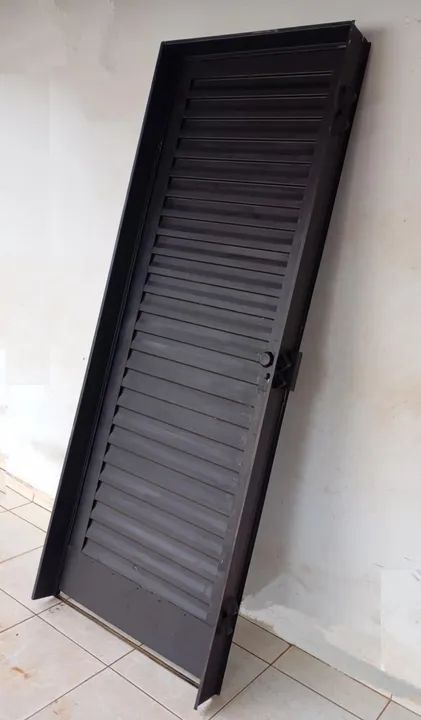 Porta 80 cm x 210 cm.  Ótimo estado. Usada. Acompanha portal e fechadura com chave. - Foto 4