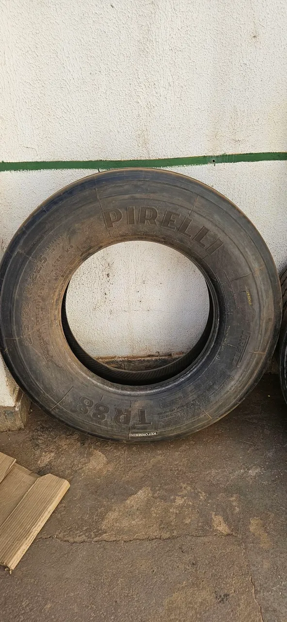 Pneu Pirelli TR88 275/80R22.5 reformado